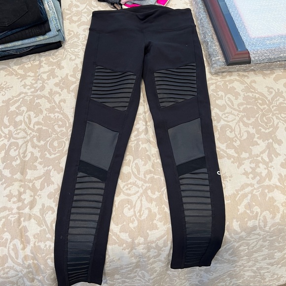 ALO Yoga Best Selling Black Motto Leggings - Picture 5 of 6